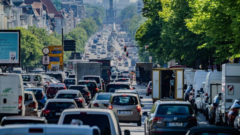 Verkehrswende wird bei weiterem Zögern deutlich teurer Autos, Lastwagen und Lieferfahrzeuge fahren auf dem Kaiserdamm in der Hauptstadt stadteinwärts. „Wenn wir schnell und entschlossen handeln, kann der Verkehrssektor bis 2045 klimaneutral werden“, sagte die stellvertretende Direktorin der Agora Verkehrswende, Wiebke Zimmer.