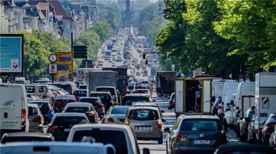 Autos, Lastwagen und Lieferfahrzeuge fahren auf dem Kaiserdamm in der Hauptstadt stadteinwärts. „Wenn wir schnell und entschlossen handeln, kann der Verkehrssektor bis 2045 klimaneutral werden“, sagte die stellvertretende Direktorin der Agora Verkehrswende, Wiebke Zimmer.