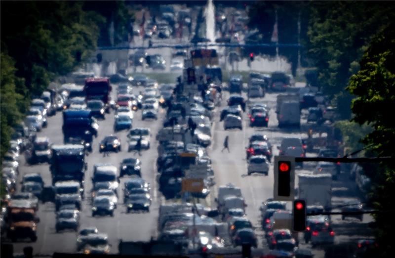 Autos, Lkw und Stadtbusse quälen sich durch den Feierabendverkehr (Symboldbild). Foto: Michael Kappeler/dpa