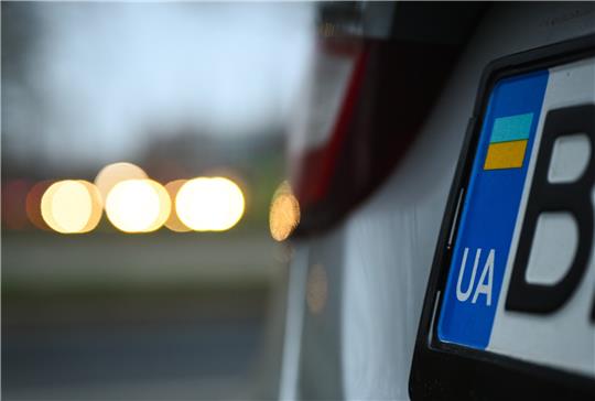 Autos auf der Ukraine müssen jetzt umgemeldet werden. Foto: dpa
