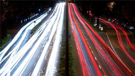 Autos bewegen sich am frühen Morgen im Berufsverkehr.