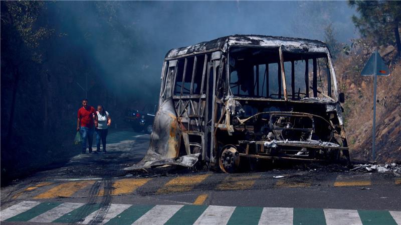Mexikos Präsidentin nach Tod von Drogenboss: „Ruhe bewahren“ Autos brannten vielerorts nach dem Tod von Drogenboss „El Mencho“.