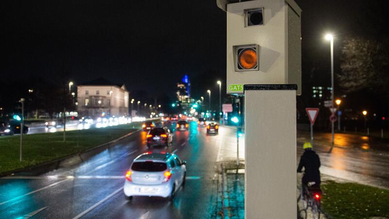 Kommunen in Niedersachsen nehmen mehr Geld mit Blitzern ein Autos fahren an einem Radargerät vorbei, der Autofahrer fotografiert, die trotz roter Ampel auf eine Kreuzung fahren.