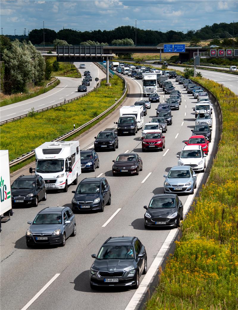 Bauarbeiten auf der A1 bei Hamburg: Köhlbrandbrücke wird gewartet Autos fahren auf der A1 bei Moorfleet durch den Stau. oto: Daniel Bockwoldt/dpa