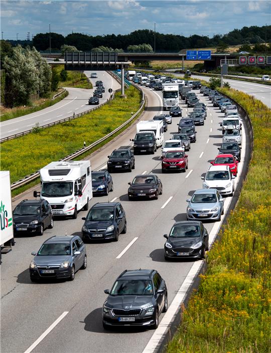 Autos fahren auf der A1 bei Moorfleet durch den Stau. oto: Daniel Bockwoldt/dpa