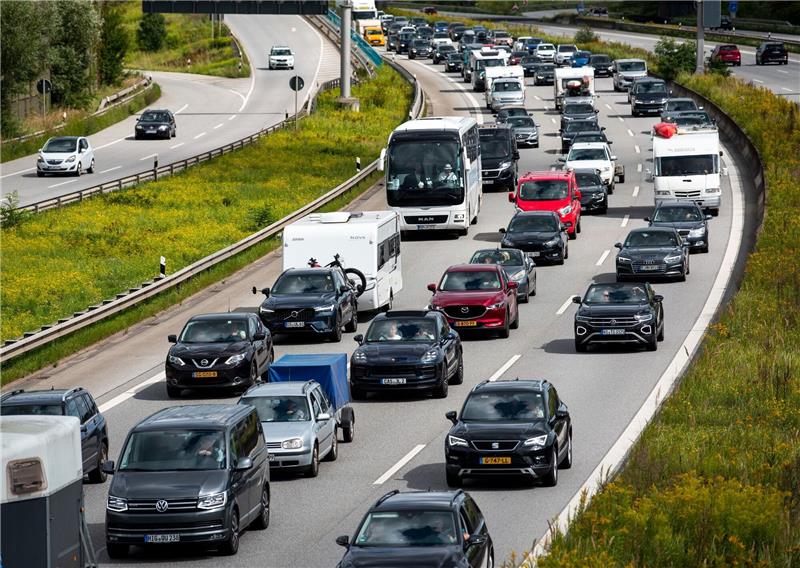 Autos fahren auf der Autobahn A1 bei Moorfleet durch den Stau.