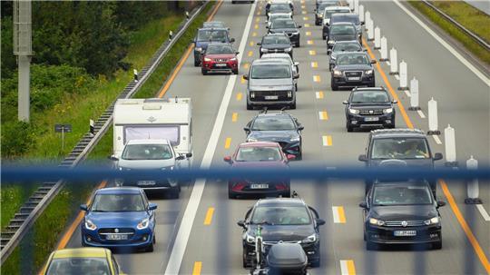 Autos fahren auf der Autobahn A1 in stockendem Verkehr durch eine Baustelle in Richtung Norden.