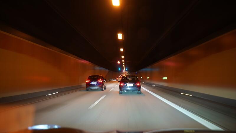 Raser auf A7 bei Heimfeld gefährdet Menschenleben Autos fahren auf der Autobahn A7 durch den Elbtunnel.