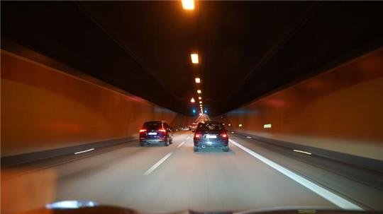 Autos fahren auf der Autobahn A7 durch den Elbtunnel.