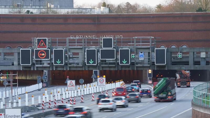 A7 vor Elbtunnel repariert: Drei Spuren Richtung Süden frei Autos fahren auf der Autobahn A7 durch den Elbtunnel.