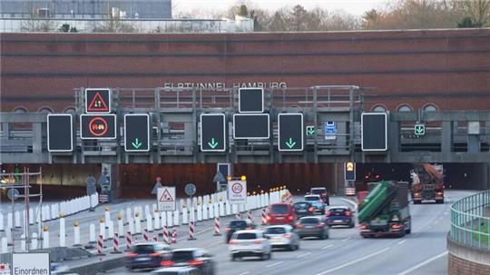 Autos fahren auf der Autobahn A7 durch den Elbtunnel.