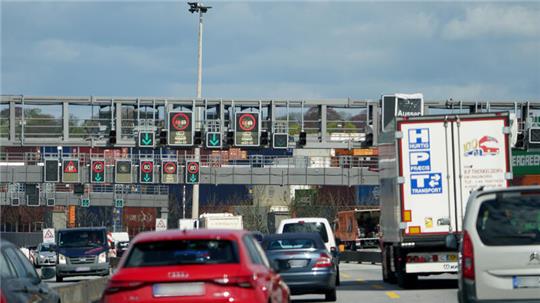 Autos fahren auf der Autobahn A7 in Richtung Norden in den Elbtunnel. Zum Beginn der Osterferien rechnet der ADAC mit mehr Staus auf den Autobahnen