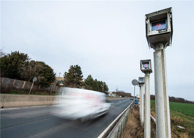 Verkehrsverstöße lassen Kasse im Kreis Stade klingeln Autos fahren auf der Bundesstraße B6 in der Region Hannover vorbei an einem Streckenradar.
