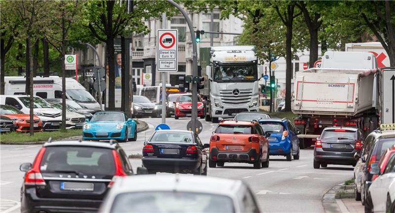 Dieselfahrverbot zur Luftreinhaltung auf Max-Brauer-Allee soll fallen Autos fahren auf der Stresemannstraße, auf der für Dieselfahrzeuge bis einschließlich Schadstoffklasse V ein Fahrverbot herrscht. Foto: Markus Scholz/dpa