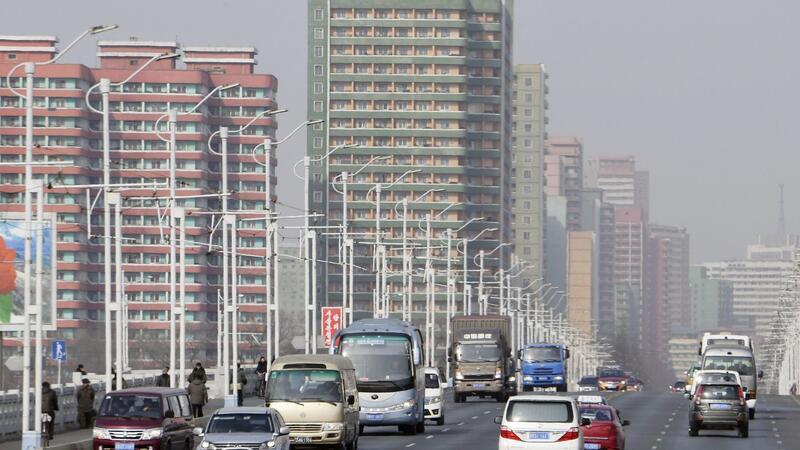 Autos fahren auf einer Straße vor Hochäusern in Pjöngjang entlang. Zwischen Nord- und Südkorea herrscht derzeit Funkstille.