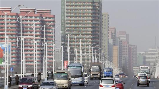 Autos fahren auf einer Straße vor Hochäusern in Pjöngjang entlang. Zwischen Nord- und Südkorea herrscht derzeit Funkstille.