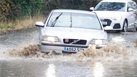 Autos fahren durch das Hochwasser in der Nähe von Whitley Bay an der Nordostküste Englands. Das aufziehende Sturmtief bereits für heftigen Regen gesorgt.