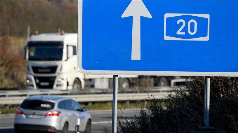 Autos fahren hinter einem Hinweisschild zur A20 auf der Autobahn. Diese endet seit 2009 infolge von Klagen und Gerichtsentscheidungen östlich von Bad Segeberg.
