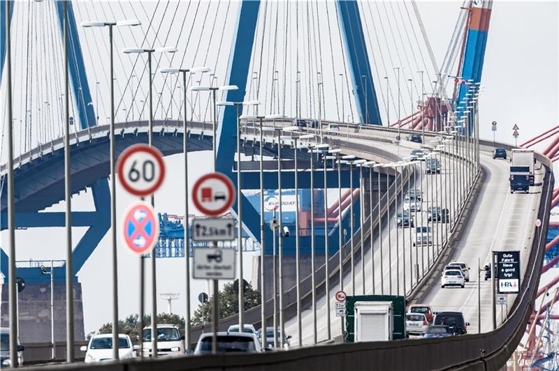 Autos fahren über die Köhlbrandbrücke im Hamburger Hafen. Sie wird aus baulichen Gründen durch einen Tunnel ersetzt. Foto: Scholz/dpa