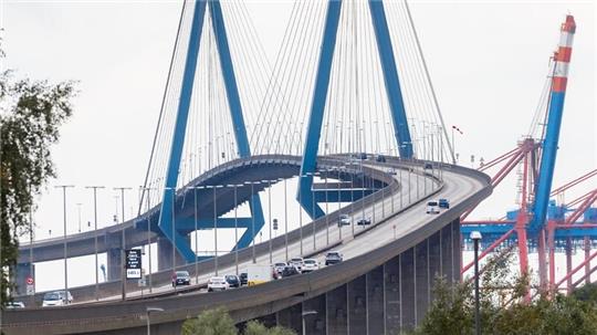 Autos fahren über die Köhlbrandbrücke in Hamburg.