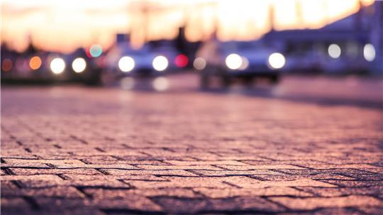 Autos fahren über eine überfrorene Straße im Leipziger Westen. Gefrierender Regen hat in Teilen der Stadt für glatte Straßen und Fußwege gesorgt.