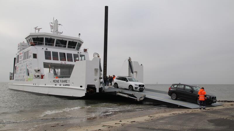 Autos fahren von dem Schiff „Meine Fähre 1“ der Reederei Meine Fähre.