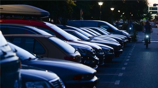 Autos parken am Abend dicht an dicht in der Oderberger Straße in Berlin.