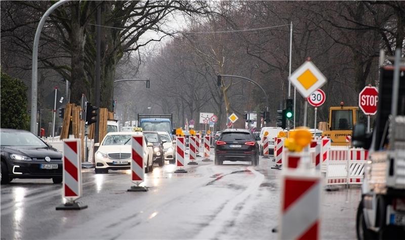 Autos passieren die Baustelle auf der Rothenbaumchaussee zwischen dem Klosterstern und der Hallerstraße. Foto Reinhardt/dpa