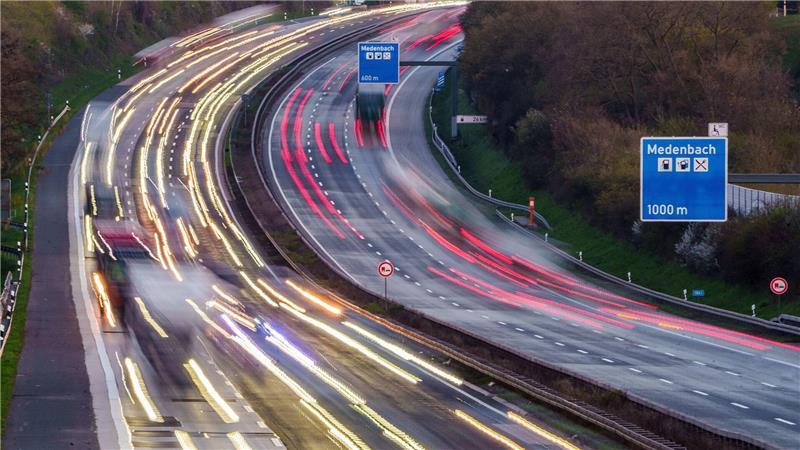Autos sind auf der A3 in den Morgenstunden bei Wiesbaden unterwegs.