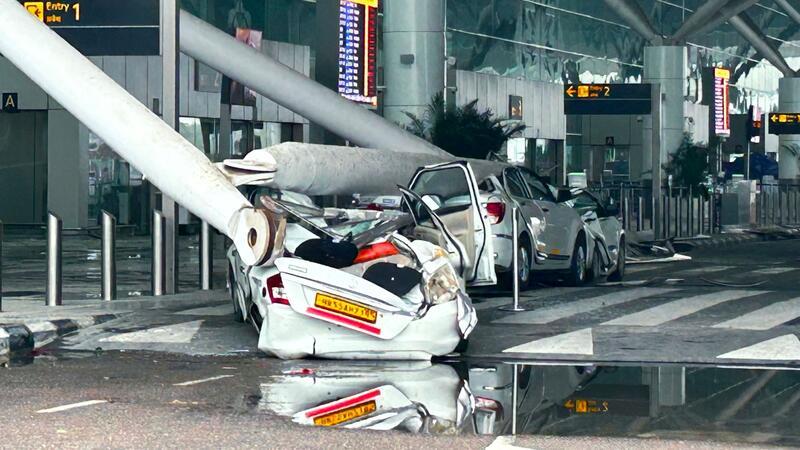 Autos sind durch den Einsturz einer Überdachung des Abflugterminals des Flughafens Indira Gandhi in Neu-Delhi beschädigt worden.