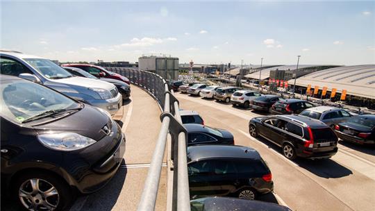 Autos stehen am in Hamburg auf den Parkplätzen am Flughafen vor den Terminals.