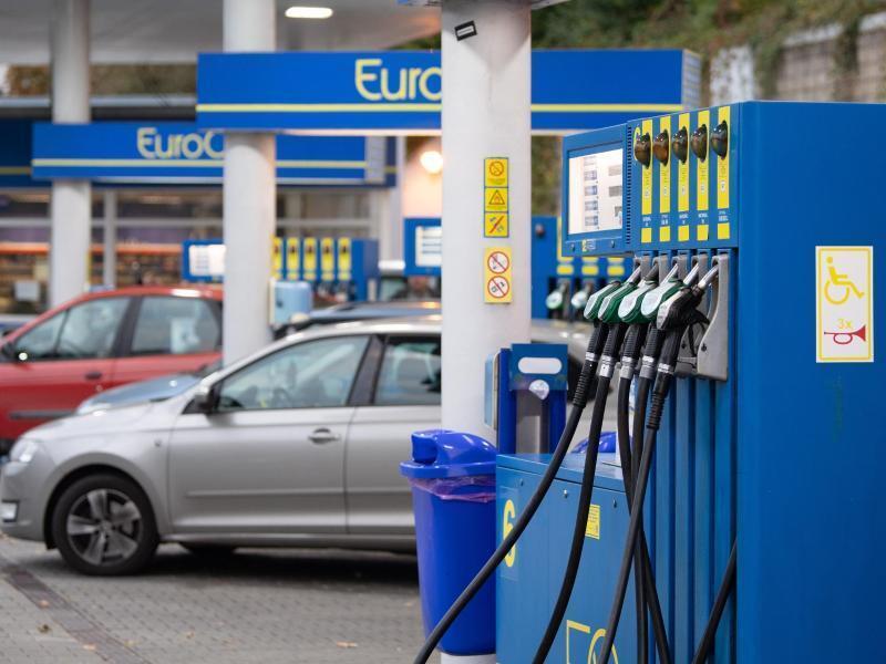 Autos stehen an einer Tankstelle an der deutsch-tschechischen Grenze. Die tschechischen Verbraucherpreise sind zu Jahresbeginn so stark gestiegen wie seit über zwei Jahrzehnten nicht mehr. Foto: Sebastian Kahnert/dpa-Zentralbild/dpa