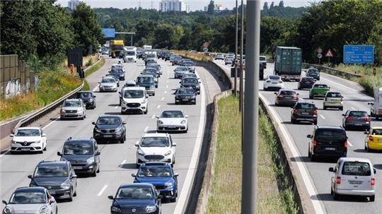 Autos stehen auf der A1 im Stau.