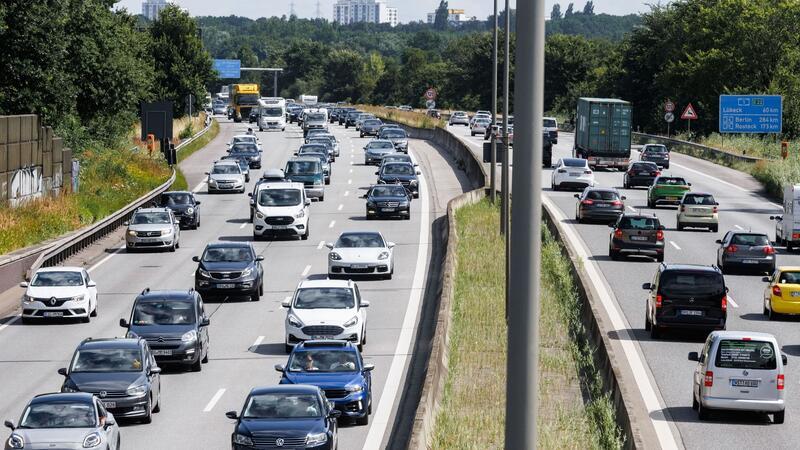 Brücke bei Hamburg wird saniert – A1 Richtung Bremen nur einspurig Autos stehen auf der A1 im Stau.