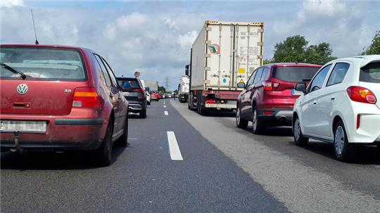 Autos stehen auf der A26 im Stau. Am Dienstagvormittag kam es zwischen Dollern und Stade-Ost zu einem Unfall.