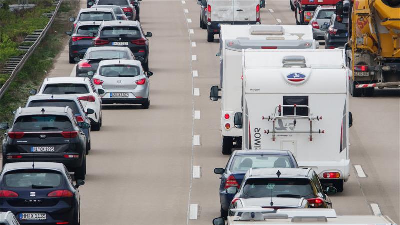 Autos stehen auf der Autobahn A7 im Stau. Foto: picture alliance/dpa | Mia Bucher