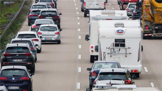 Autos stehen auf der Autobahn A7 zwischen Hannover und Hildesheim im Stau.