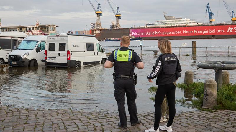 Autos stehen auf einem überfluteten Parkplatz am Fischmarkt. Eine im Sommer seltene Sturmflut hat den Hamburger Fischmarkt in Teilen unter Wasser gesetzt. 