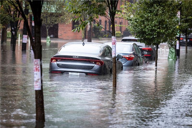 New York versinkt im Regen Autos stehen auf einer überfluteten Straße in New York.