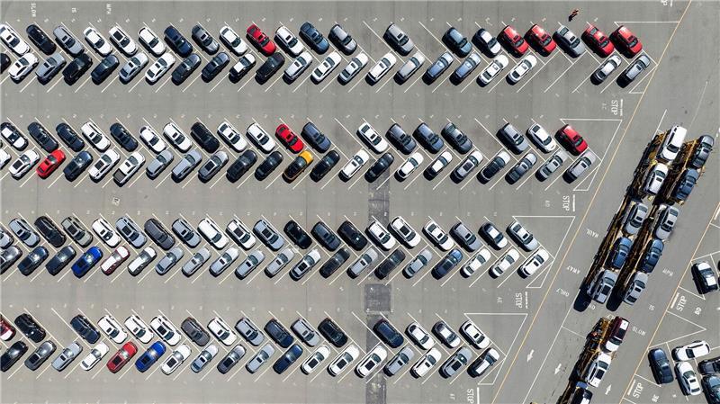Autos stehen im Fahrzeuglager der BNSF Railway im Hafen von Richmond in den USA.
