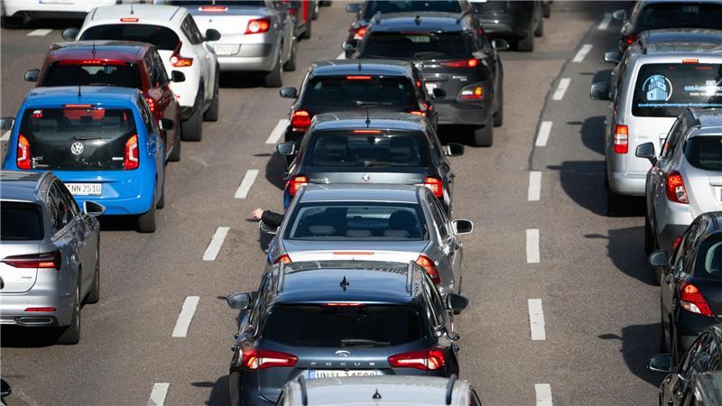 Staut es sich auf den Autobahnen? So ist die Lage am Wochenende Autos stehen im Stau.