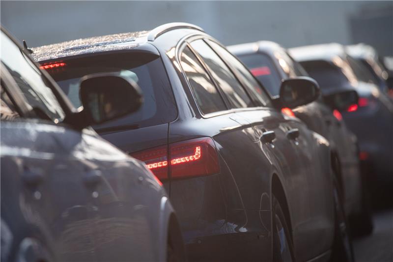 Feiertags-Reiseverkehr staut sich auf norddeutschen Autobahnen Autos stehen im Stau.