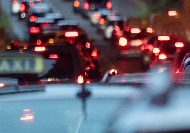 Autos stehen im Stau.