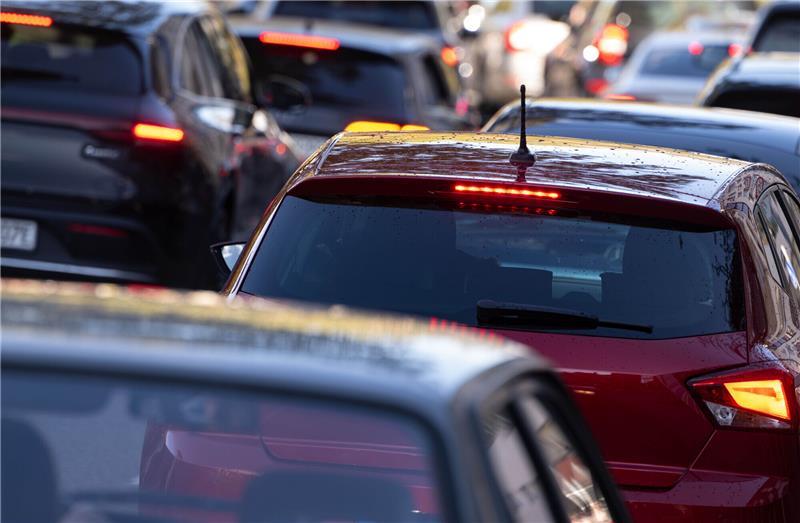 Autos stehen im Stau. Der ADAC rechnet mit Blick auf die bevorstehenden Weihnachtsfeiertage und die Rückreisewelle mit viel Verkehr und Staus im Südwesten. Foto: Marijan Murat/dpa