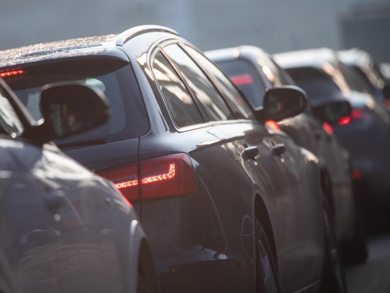 Autos stehen im Stau. Foto: Sebastian Gollnow/dpa/Symbolbild