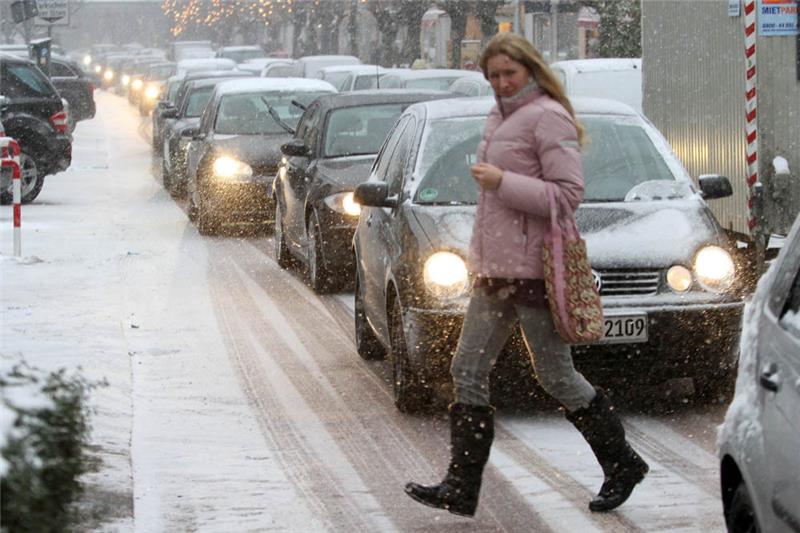 Autos stehen in Hamburg bei Schneefall im Stau. Foto: Bodo Marks dpa/lno