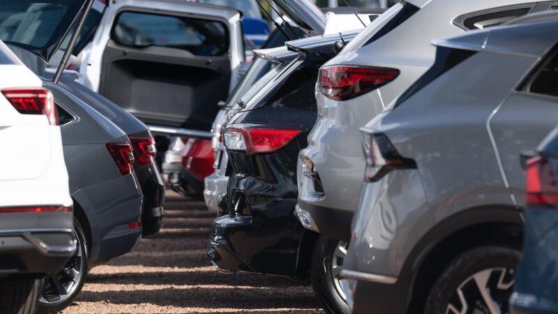 Gebrauchtwagenpreise sinken - vor allem bei Stromern Autos stehen wieder länger auf den Höfen der Händler, die deswegen die Preise senken.