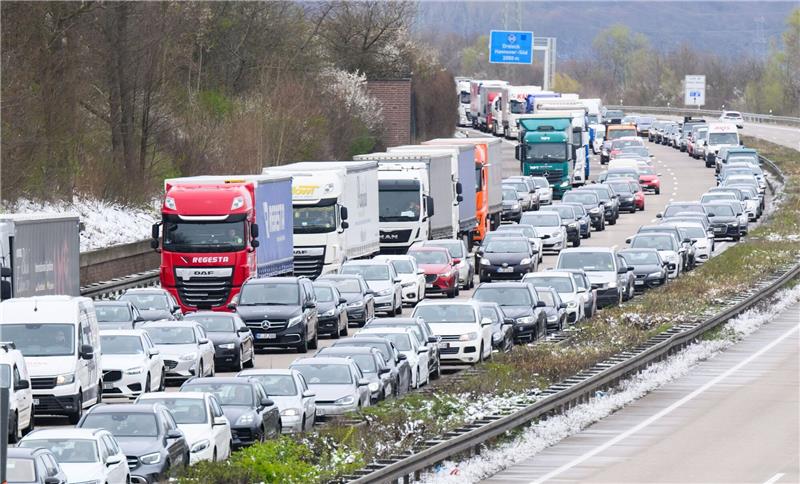 Rückkehr vom Pfingst-Trip – Hier staut sich der Verkehr Autos und Lastwagen stehen auf der Autobahn 7 im Stau (Symbolbild).