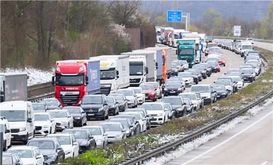 Autos und Lastwagen stehen auf der Autobahn 7 im Stau (Symbolbild).