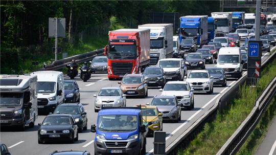 Autos und Lkw fahren über die Autobahn A2 in der Nähe vom Kreuz Hannover-Ost.